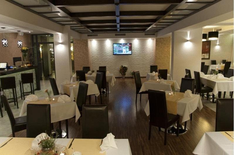 Hotel Vis A Vis Oleśnica Esterno foto