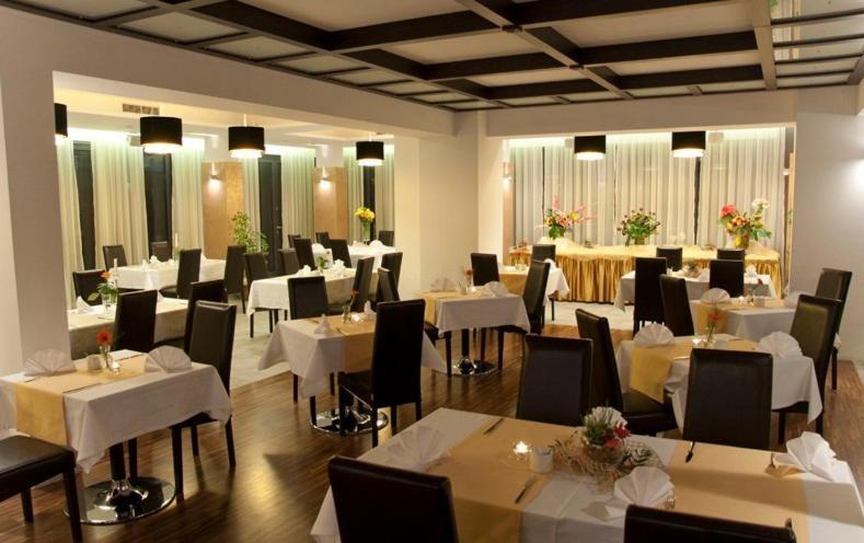 Hotel Vis A Vis Oleśnica Esterno foto