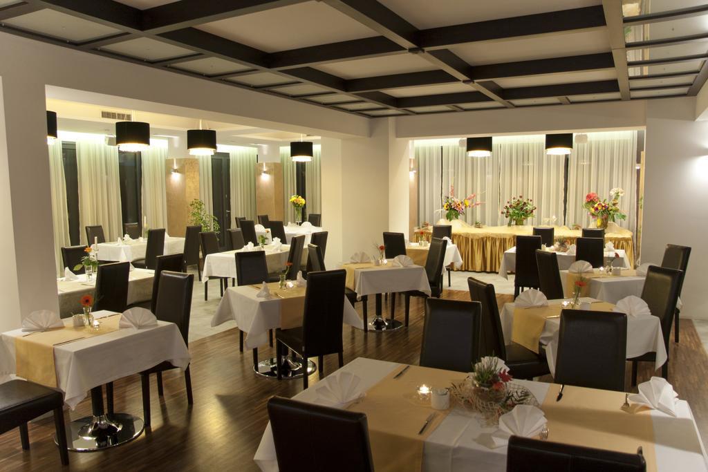 Hotel Vis A Vis Oleśnica Esterno foto