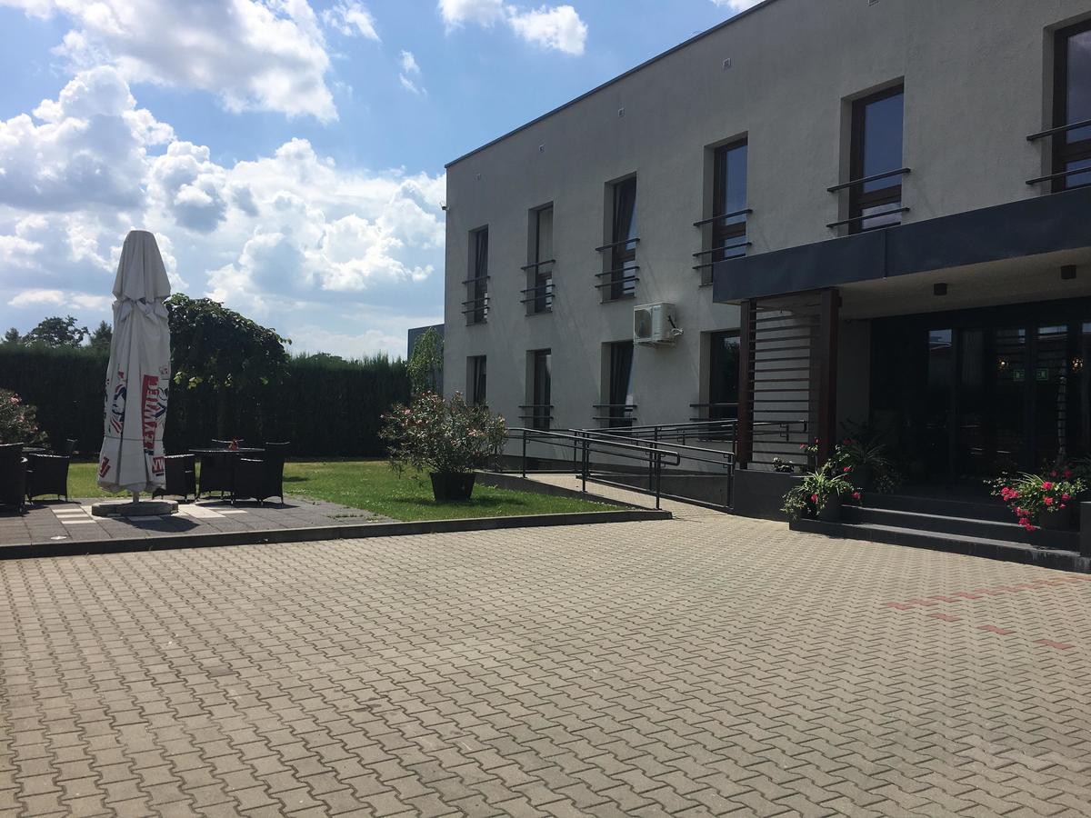 Hotel Vis A Vis Oleśnica Esterno foto