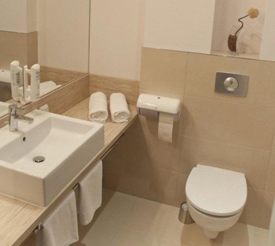 Hotel Vis A Vis Oleśnica Esterno foto
